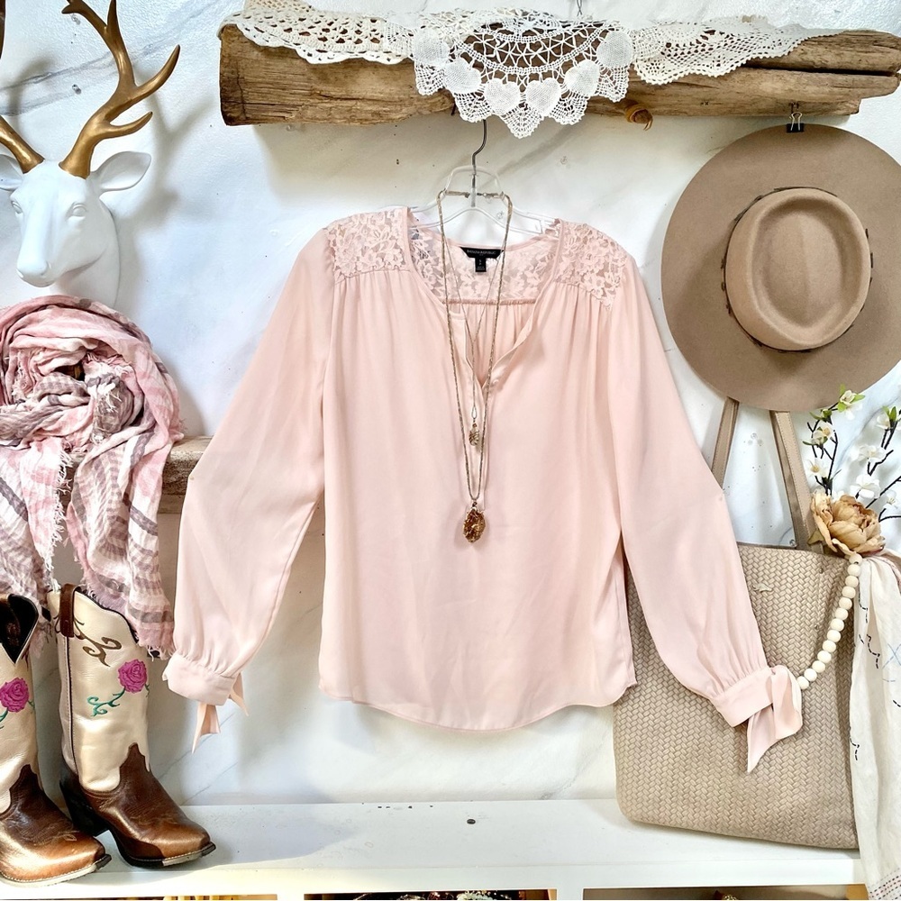 Banana Republic cream/blush boho blouse w lace & cuff sleeves detailing